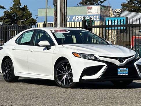 Used 2024 Toyota Camry SE image 2