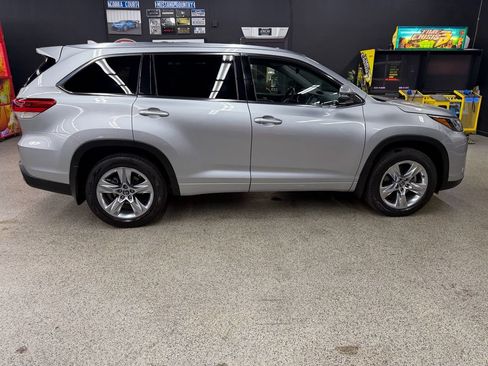 Used 2017 Toyota Highlander Limited AWD/4WD image 6