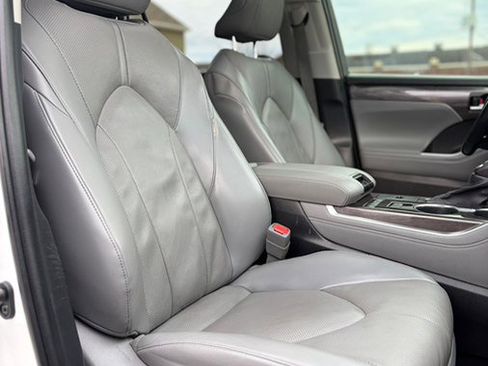 Used 2022 Toyota Highlander Limited image 17