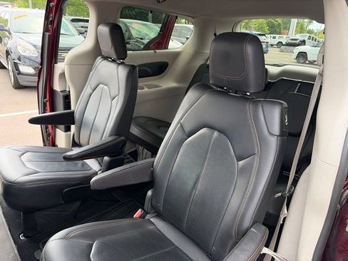 Used 2018 Chrysler Pacifica Touring-L Plus FWD image 16