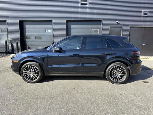 Certified 2022 Porsche Cayenne Platinum Edition image 2