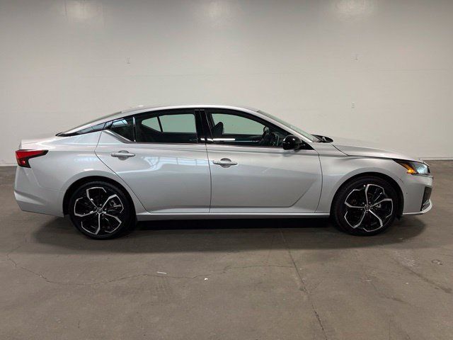 Used 2024 Nissan Altima 2.5 SR FWD image 2