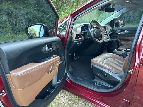 Used 2017 Chrysler Pacifica Limited image 26