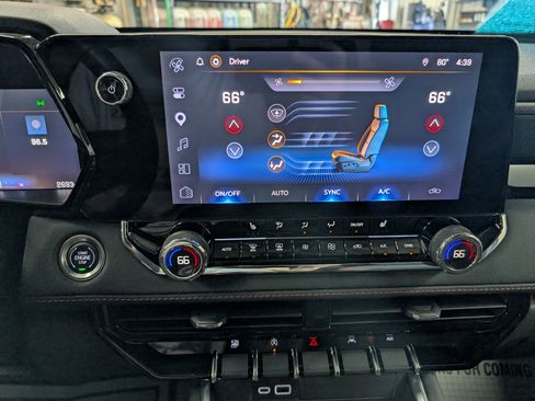 Used 2025 Chevrolet Colorado Z71 w/ Technology Package AWD/4WD image 15