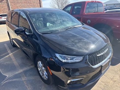 Used 2025 Chrysler Pacifica Select image 3