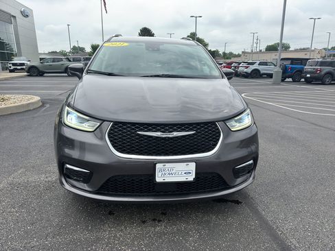 Used 2021 Chrysler Pacifica Touring-L FWD image 3
