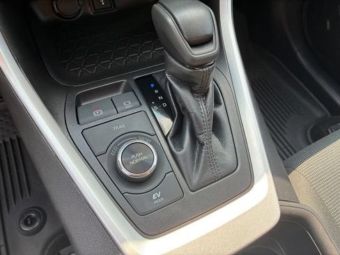 Used 2022 Toyota RAV4 LE AWD/4WD image 28