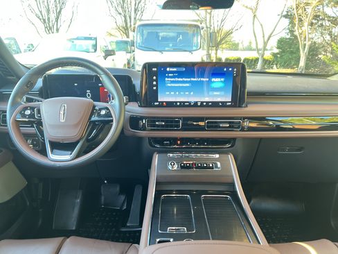 Used 2025 Lincoln Aviator Reserve w/ Equipment Group 201A image 29