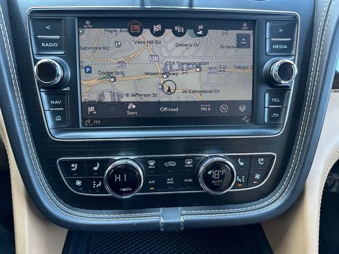 Used 2017 Bentley Bentayga image 16