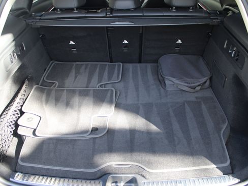 Used 2025 Mercedes-Benz GLC 350e 4MATIC image 27