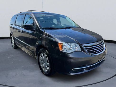 Used 2015 Chrysler Town & Country Touring image 5