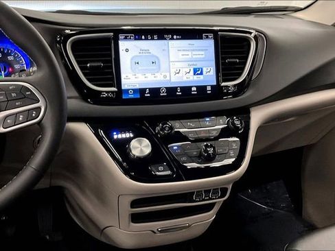 Used 2024 Chrysler Pacifica Touring-L FWD image 7