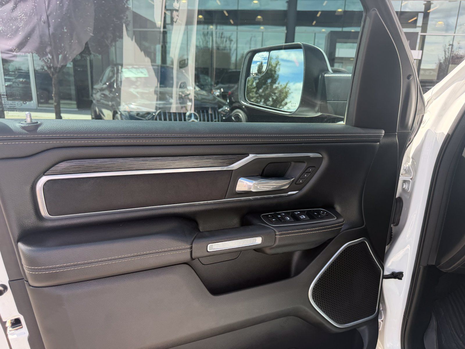 Used 2023 RAM 1500 Laramie AWD/4WD image 5
