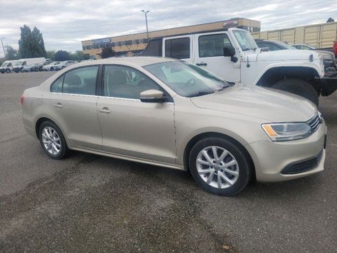 Used 2013 Volkswagen Jetta SE FWD image 2