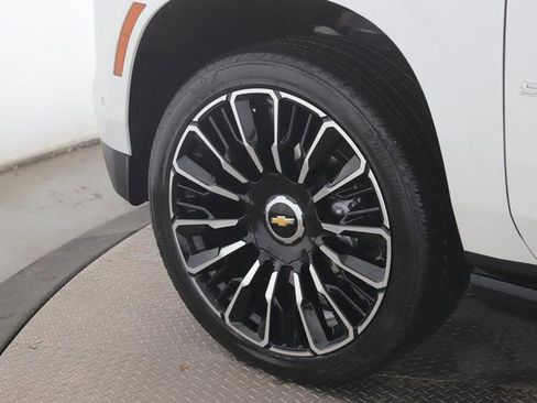Used 2025 Chevrolet Suburban High Country AWD/4WD image 15