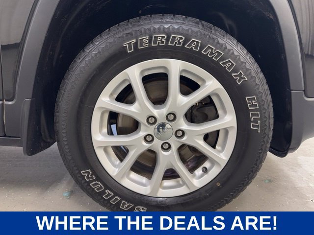 Used 2015 Jeep Cherokee Latitude w/ Cold Weather Group AWD/4WD image 49