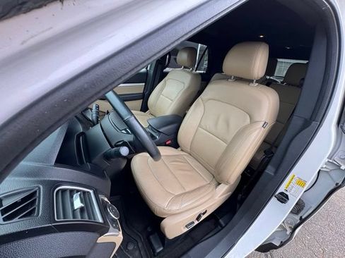 Used 2017 Ford Explorer XLT w/ Equipment Group 202A AWD/4WD image 9