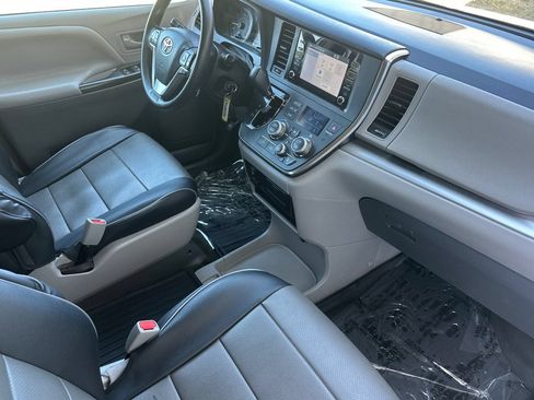 Used 2019 Toyota Sienna L FWD image 13