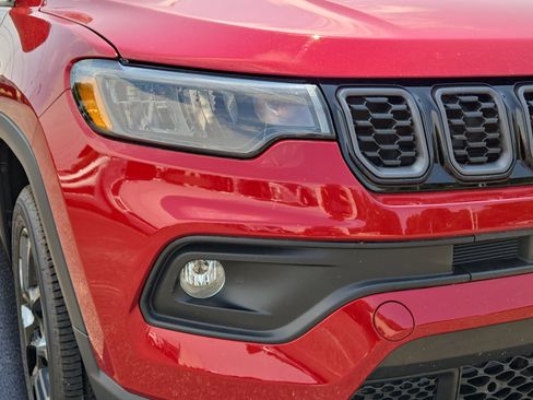 Used 2025 Jeep Compass Latitude w/ Altitude Special Edition AWD/4WD image 3