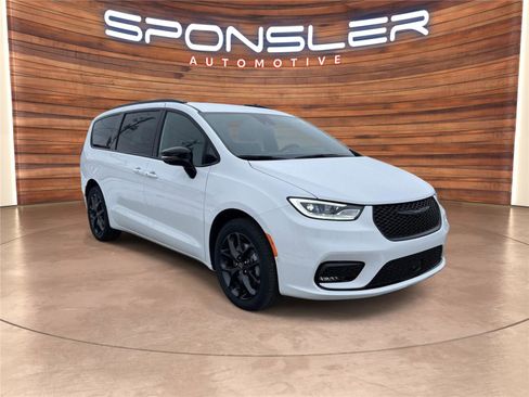 New 2026 Chrysler Pacifica Select w/ S Appearance Package image 7