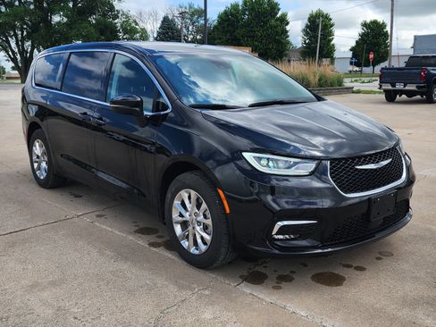 Used 2023 Chrysler Pacifica Touring-L w/ Uconnect Theater Family Group AWD/4WD image 3