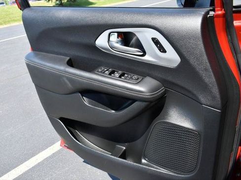 Certified 2025 Chrysler Pacifica Limited FWD image 22