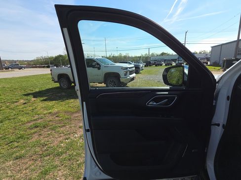 Used 2023 Chevrolet Suburban Premier image 7