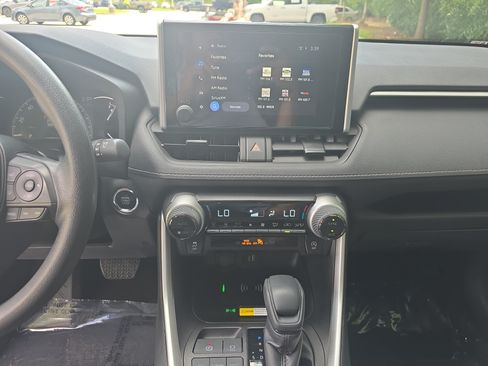 Used 2025 Toyota RAV4 XLE FWD image 21