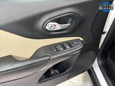 Used 2016 Jeep Cherokee Sport image 6