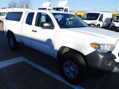 Used 2019 Toyota Tacoma SR image 5