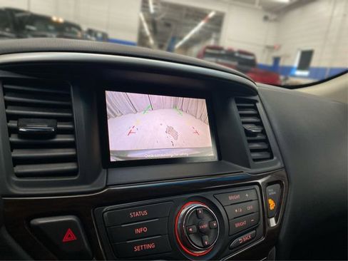 Used 2014 Nissan Pathfinder SL FWD image 29