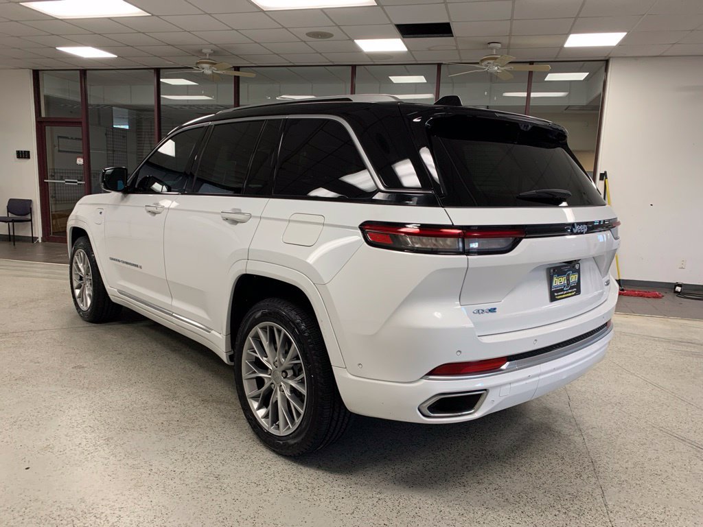 Used 2023 Jeep Grand Cherokee Summit w/ Advanced Protech Group IV AWD/4WD image 4
