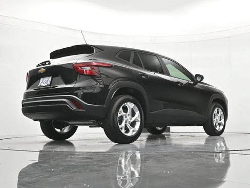 New 2026 Chevrolet Trax LS w/ LS Convenience Package FWD image 40