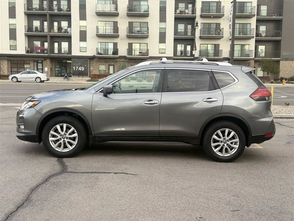 Used 2017 Nissan Rogue SV AWD/4WD image 4