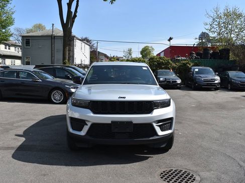 Used 2025 Jeep Grand Cherokee Altitude AWD/4WD image 2