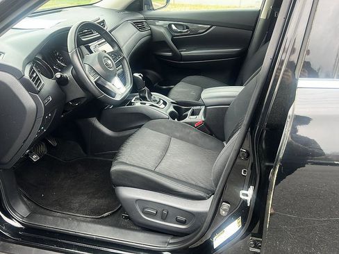 Used 2018 Nissan Rogue SV image 16