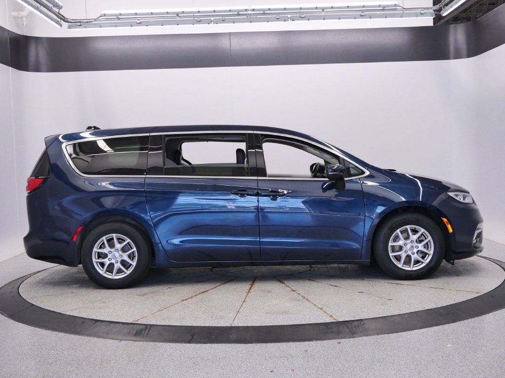Certified 2023 Chrysler Pacifica Touring-L FWD image 8