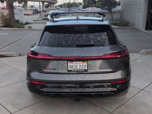 Used 2024 Audi Q8 e-tron Prestige image 7