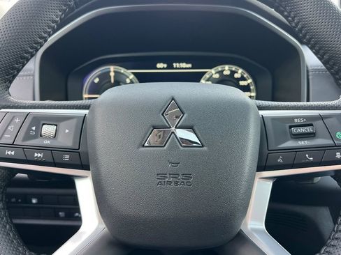 New 2025 Mitsubishi Outlander SE image 25