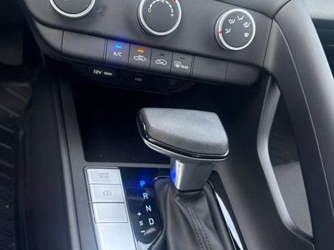 Used 2025 Hyundai Elantra SE FWD image 17