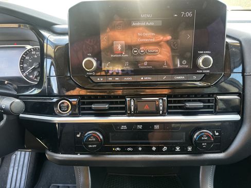 Used 2024 Nissan Pathfinder SV FWD image 28