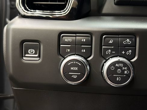 Used 2025 GMC Sierra 1500 AT4 w/ Technology Package AWD/4WD image 31