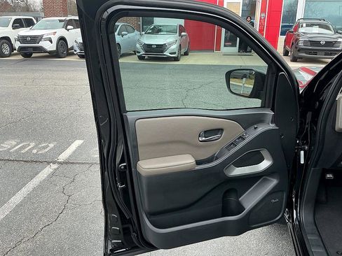 Used 2024 Nissan Frontier SV w/ Technology Package image 11