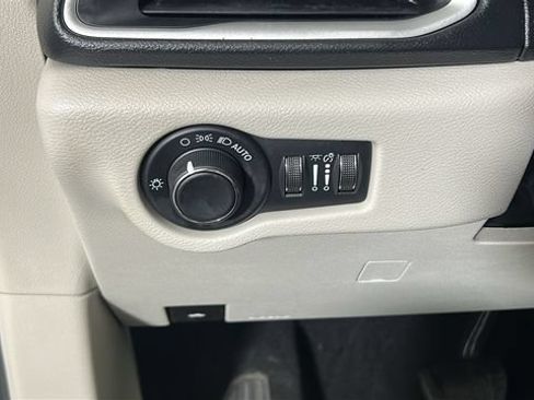 Used 2021 Chrysler Voyager Lxi FWD image 19