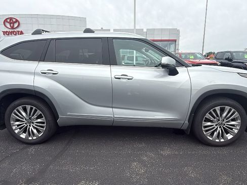 Certified 2024 Toyota Highlander Platinum AWD/4WD image 8