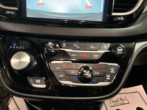 Used 2025 Chrysler Pacifica Select image 18