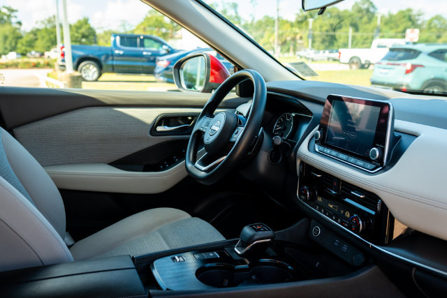 Used 2023 Nissan Rogue SV FWD image 23