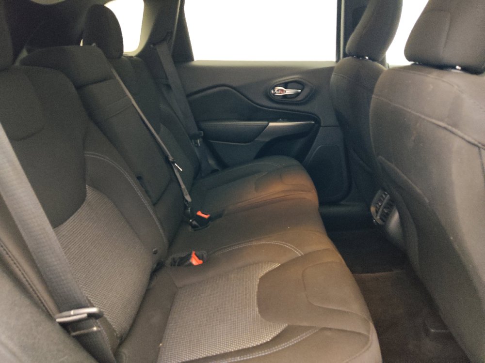 Used 2019 Jeep Cherokee Latitude w/ Popular Appearance Group FWD image 19