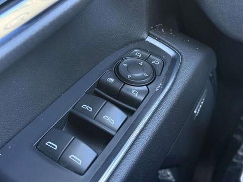 Used 2022 GMC Sierra 1500 SLT w/ SLT Convenience Package image 18