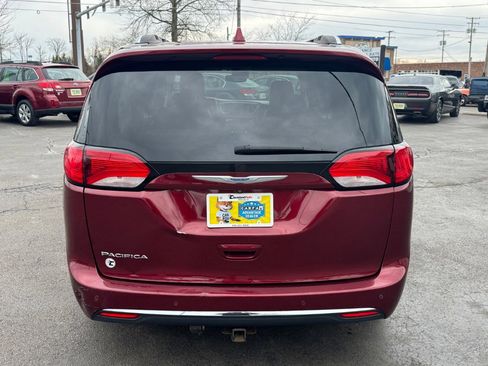 Used 2018 Chrysler Pacifica Touring-L w/ Advanced Safetytec Group image 6